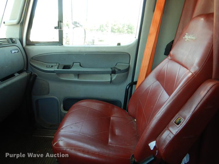 image for item DE3965 2006 Freightliner Columbia semi truck