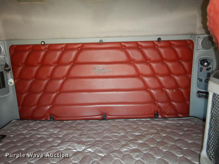 image for item DE3965 2006 Freightliner Columbia semi truck