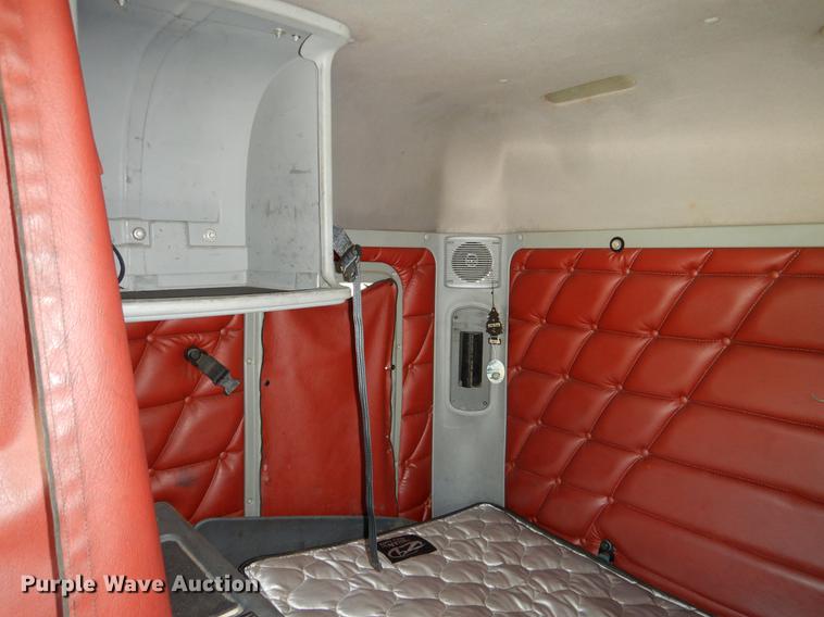 image for item DE3965 2006 Freightliner Columbia semi truck