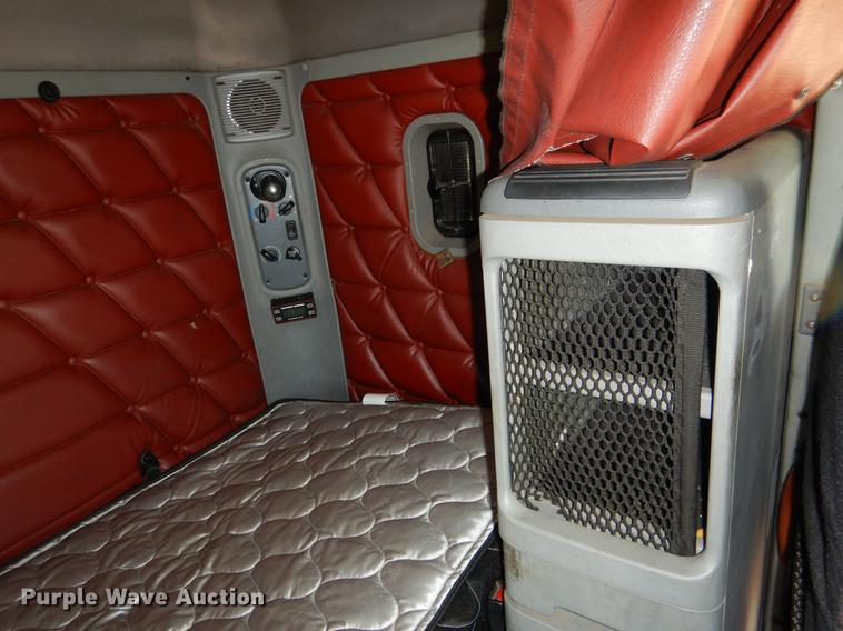 image for item DE3965 2006 Freightliner Columbia semi truck