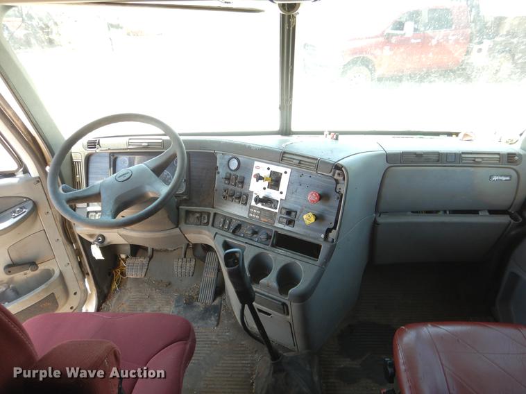 image for item DE3965 2006 Freightliner Columbia semi truck