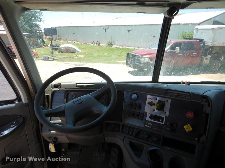 image for item DE3965 2006 Freightliner Columbia semi truck