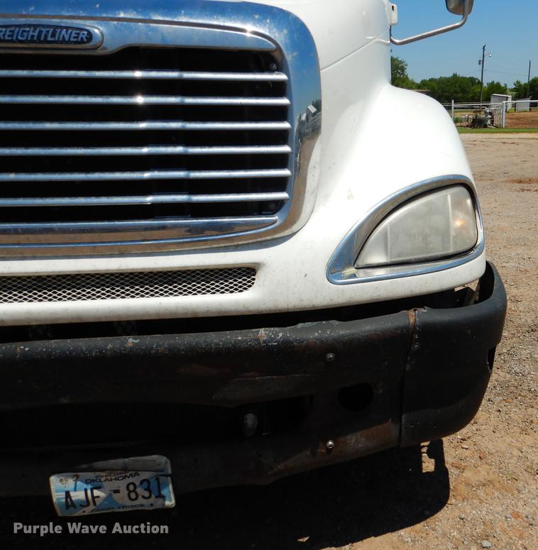 image for item DE3965 2006 Freightliner Columbia semi truck