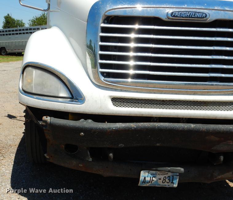 image for item DE3965 2006 Freightliner Columbia semi truck