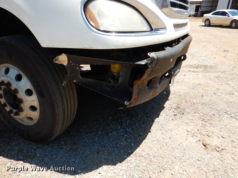 image for item DE3965 2006 Freightliner Columbia semi truck