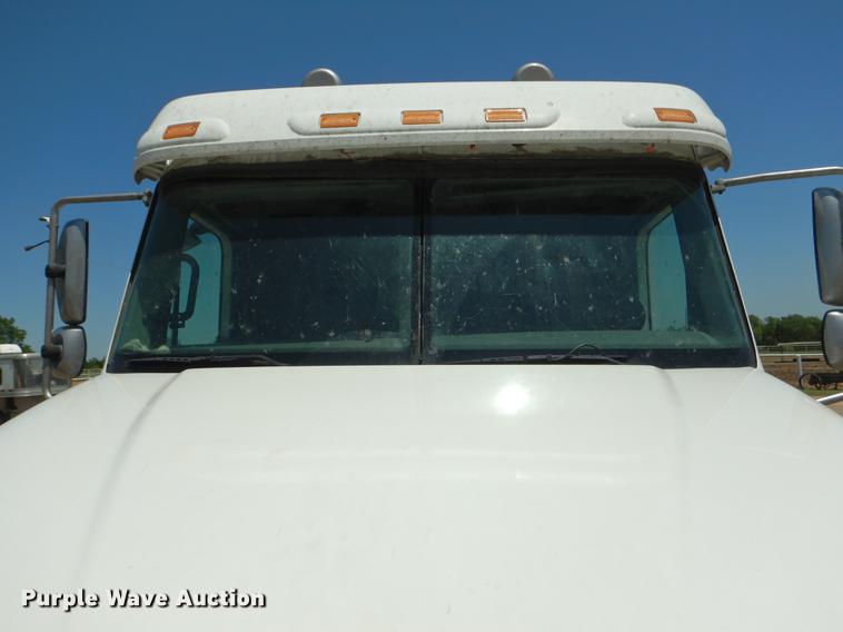 image for item DE3965 2006 Freightliner Columbia semi truck