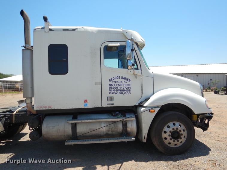 image for item DE3965 2006 Freightliner Columbia semi truck