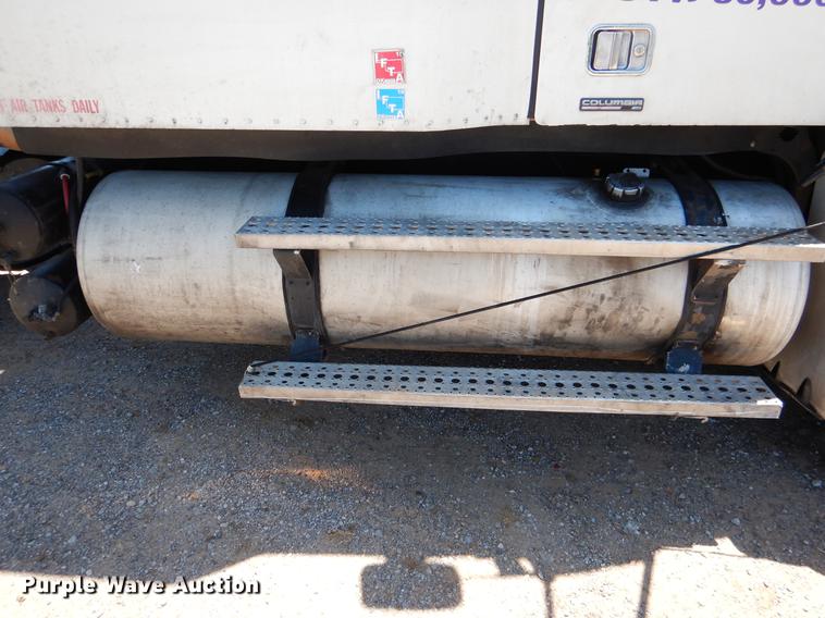 image for item DE3965 2006 Freightliner Columbia semi truck