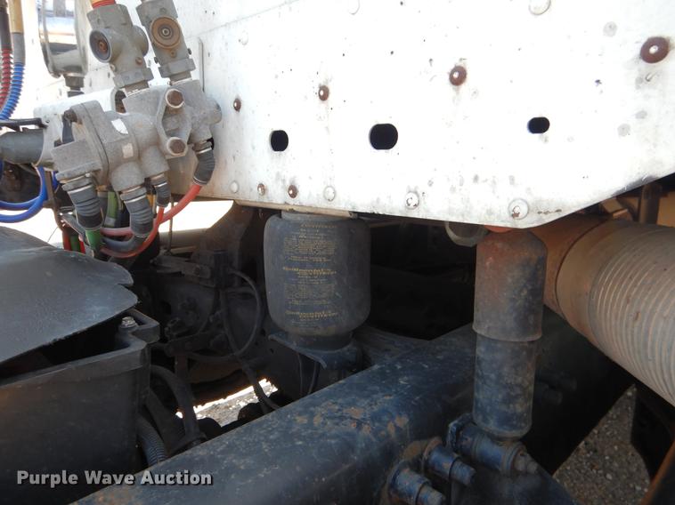 image for item DE3965 2006 Freightliner Columbia semi truck