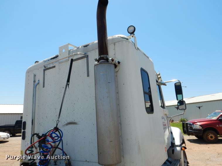 image for item DE3965 2006 Freightliner Columbia semi truck