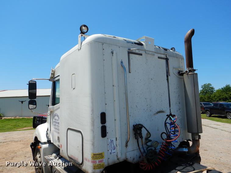 image for item DE3965 2006 Freightliner Columbia semi truck