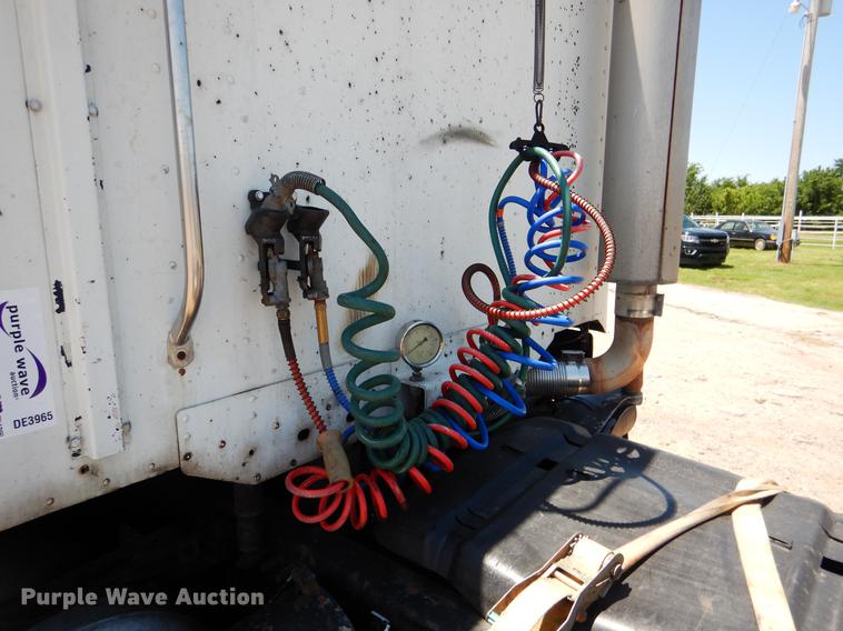 image for item DE3965 2006 Freightliner Columbia semi truck