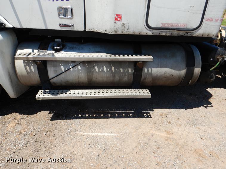 image for item DE3965 2006 Freightliner Columbia semi truck