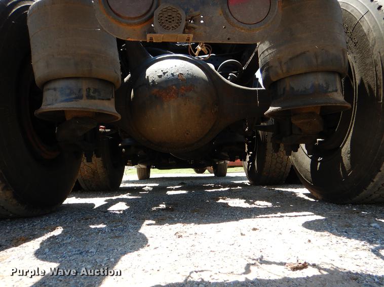 image for item DE3965 2006 Freightliner Columbia semi truck