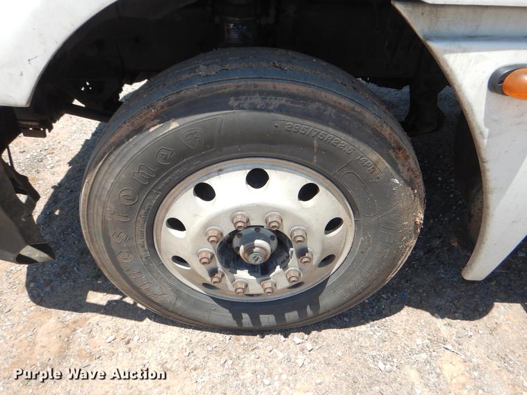 image for item DE3965 2006 Freightliner Columbia semi truck