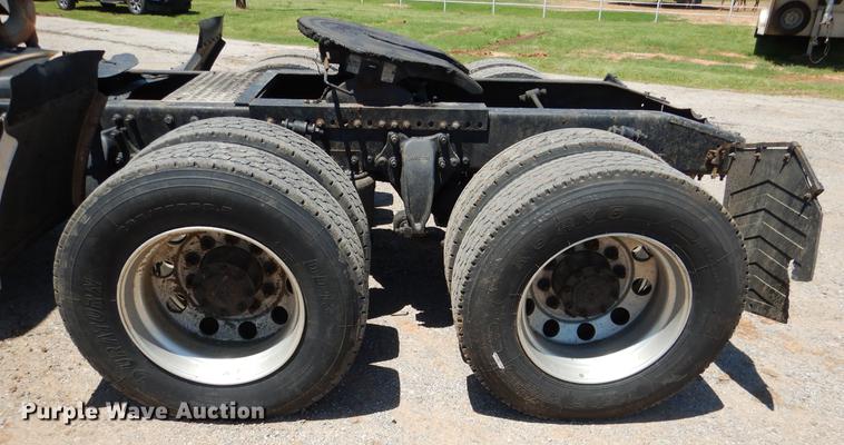 image for item DE3965 2006 Freightliner Columbia semi truck