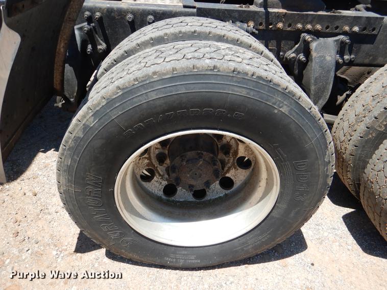 image for item DE3965 2006 Freightliner Columbia semi truck