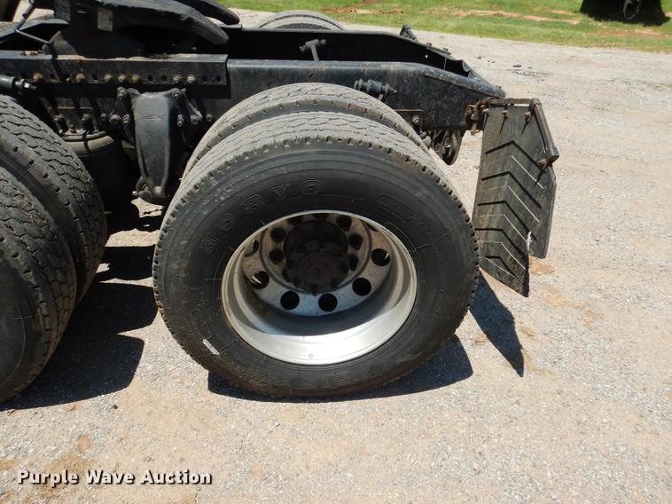 image for item DE3965 2006 Freightliner Columbia semi truck