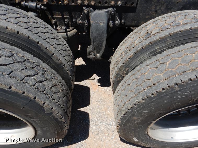 image for item DE3965 2006 Freightliner Columbia semi truck