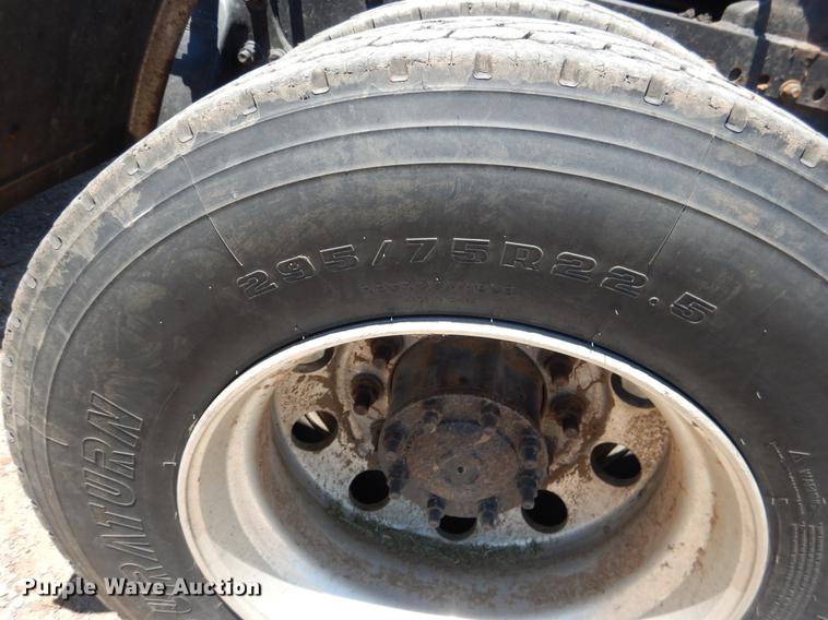 image for item DE3965 2006 Freightliner Columbia semi truck