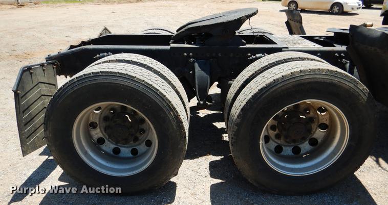 image for item DE3965 2006 Freightliner Columbia semi truck