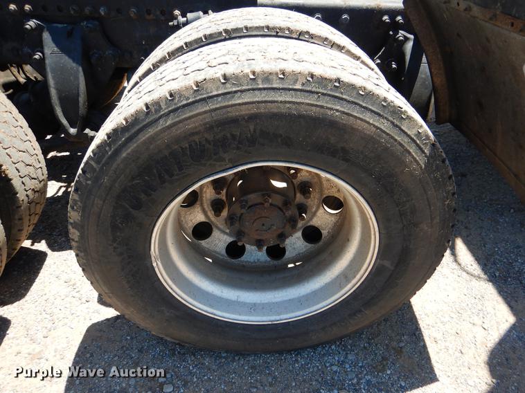 image for item DE3965 2006 Freightliner Columbia semi truck