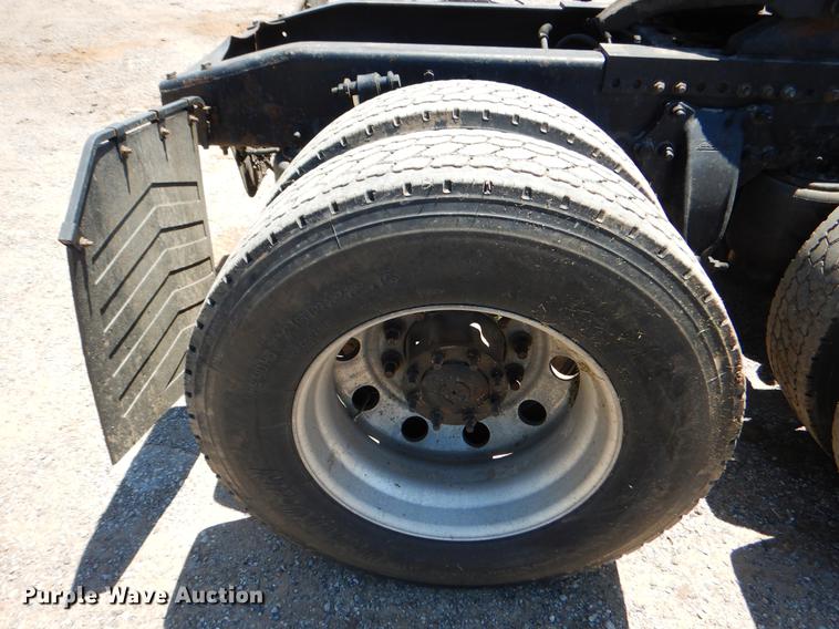 image for item DE3965 2006 Freightliner Columbia semi truck