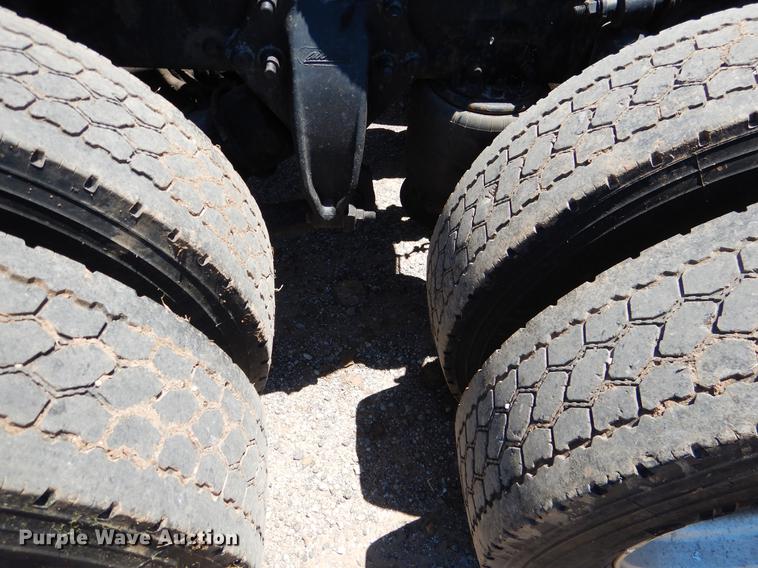 image for item DE3965 2006 Freightliner Columbia semi truck