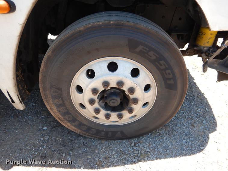 image for item DE3965 2006 Freightliner Columbia semi truck