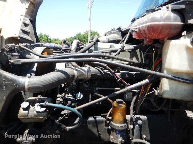 image for item DE3965 2006 Freightliner Columbia semi truck