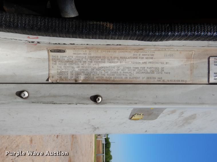 image for item DE3965 2006 Freightliner Columbia semi truck