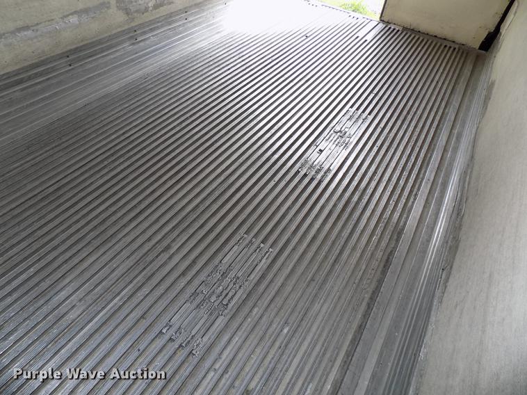 image for item DE7672 2001 Utility VS2RX refrigerated van trailer