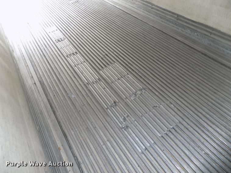 image for item DE7672 2001 Utility VS2RX refrigerated van trailer