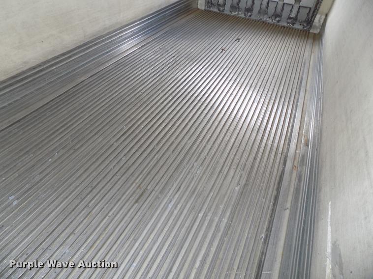 image for item DE7672 2001 Utility VS2RX refrigerated van trailer