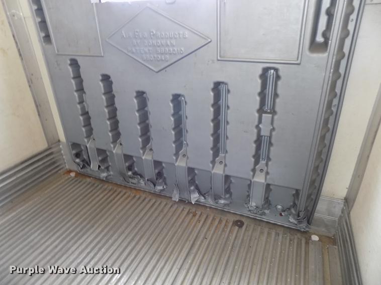 image for item DE7672 2001 Utility VS2RX refrigerated van trailer