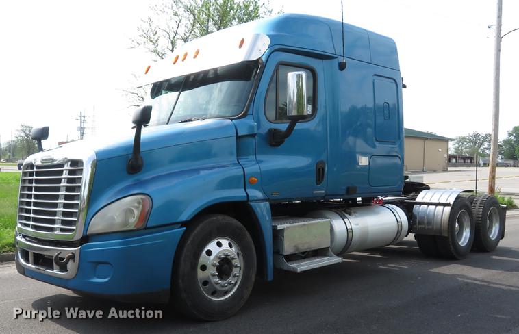 image for item DE8052 2009 Freightliner Cascadia semi truck