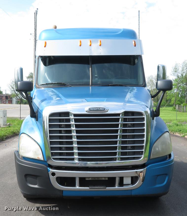 image for item DE8052 2009 Freightliner Cascadia semi truck