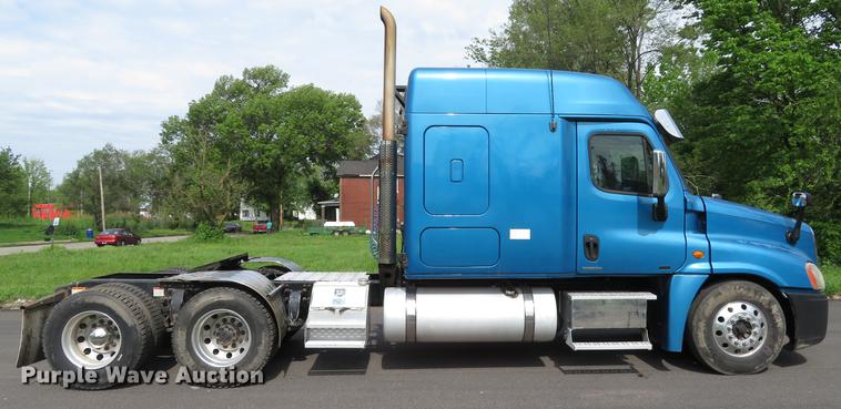 image for item DE8052 2009 Freightliner Cascadia semi truck