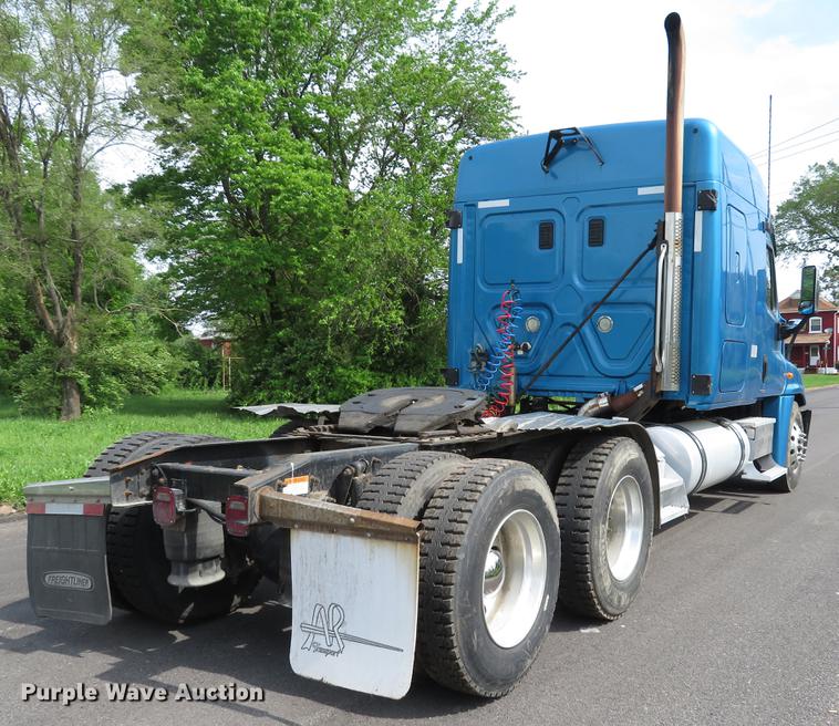 image for item DE8052 2009 Freightliner Cascadia semi truck