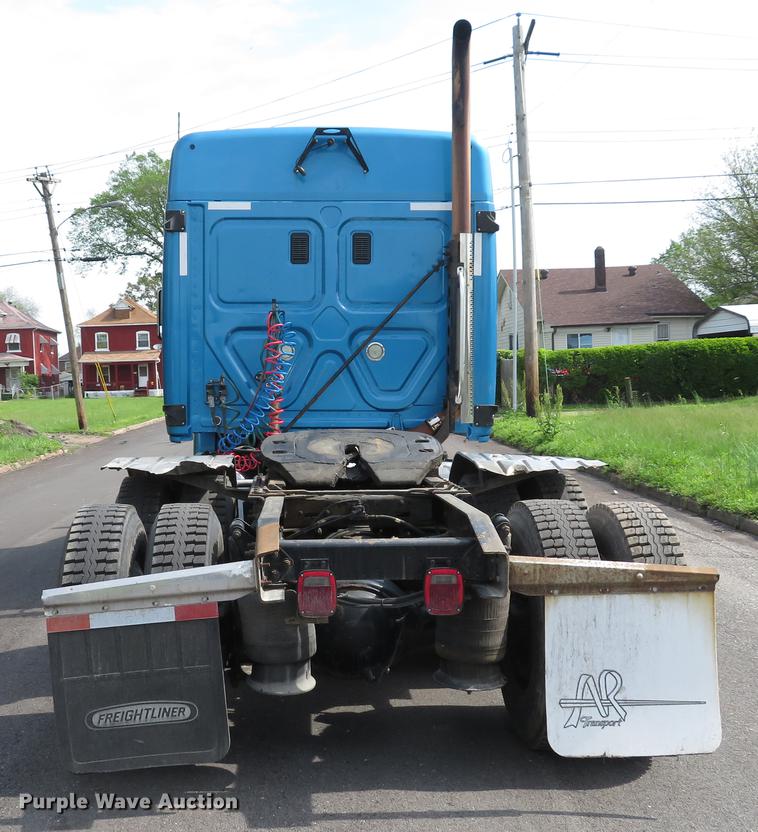 image for item DE8052 2009 Freightliner Cascadia semi truck