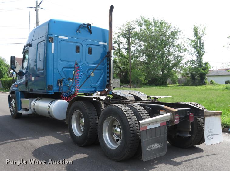 image for item DE8052 2009 Freightliner Cascadia semi truck