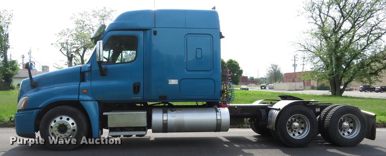 image for item DE8052 2009 Freightliner Cascadia semi truck