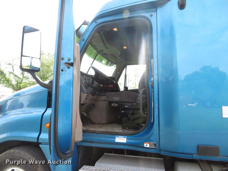 image for item DE8052 2009 Freightliner Cascadia semi truck