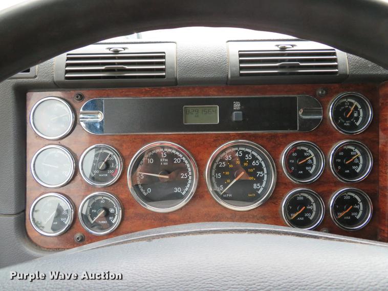 image for item DE8052 2009 Freightliner Cascadia semi truck