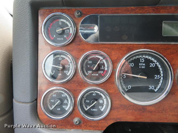 image for item DE8052 2009 Freightliner Cascadia semi truck