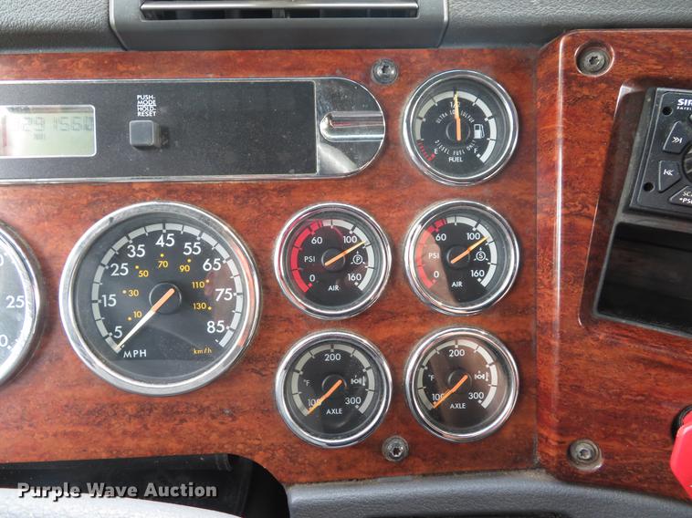 image for item DE8052 2009 Freightliner Cascadia semi truck