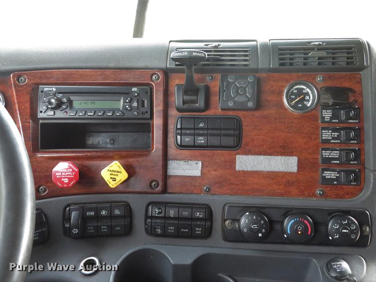 image for item DE8052 2009 Freightliner Cascadia semi truck