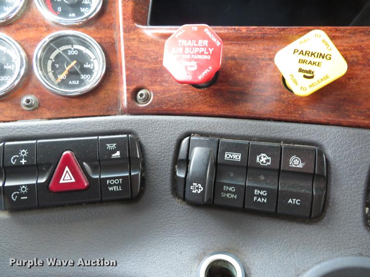 image for item DE8052 2009 Freightliner Cascadia semi truck