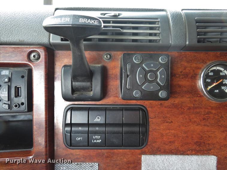 image for item DE8052 2009 Freightliner Cascadia semi truck