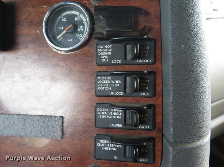 image for item DE8052 2009 Freightliner Cascadia semi truck